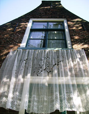 installation by Sonja van Kerkhoff + Sen McGlinn 
Leids Wevershuis, Leiden Museum of Weaving, The Netherlands