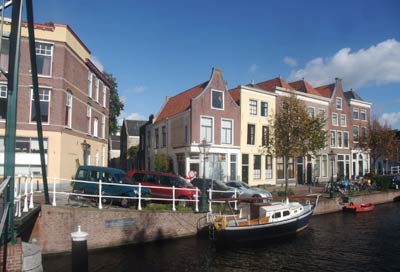 The Expansionist Art Empire Gallery viewed from the Kraaierbrug (Kraaier bridge) over the canal, New Rhijn, Leiden, The Netherlands.